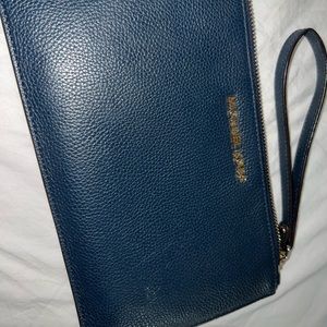 Michael Kors. Wristlet.